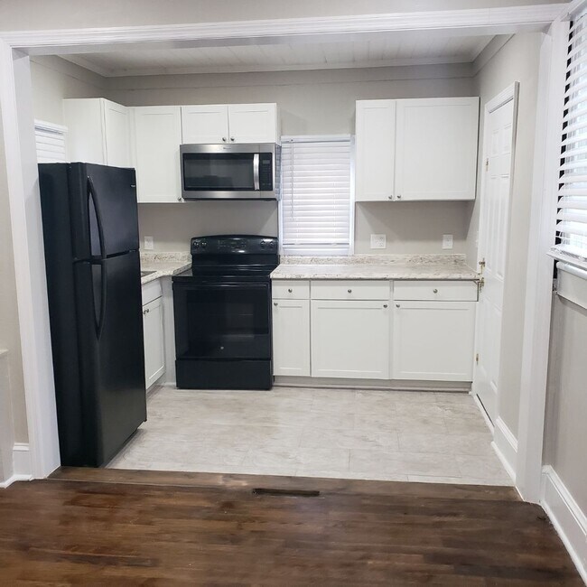 Building Photo - AVAILABLE TO SHOW!