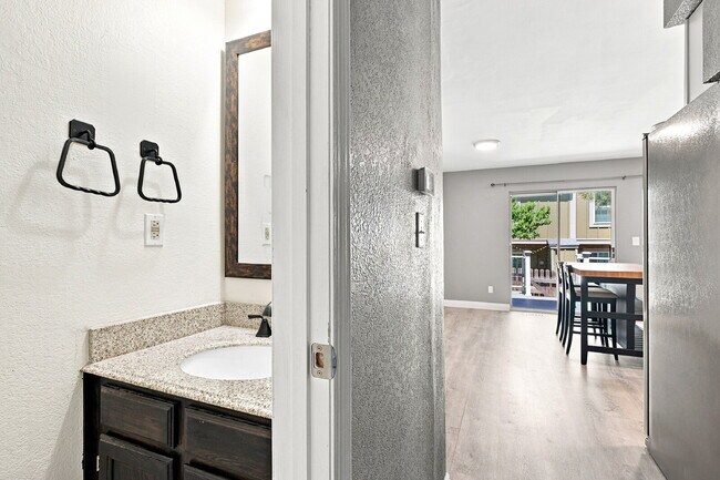 Building Photo - $2,470.95, 2 Bed, 2.5 bath Townhome in Centennial with in unit Laundry!