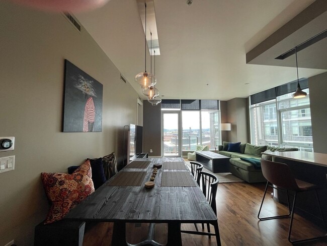 Building Photo - Incredible 1Bd/1Ba Fully Furnished Condo in the Pearl!!!! Corner Unit with Spectacular Views & Ga...
