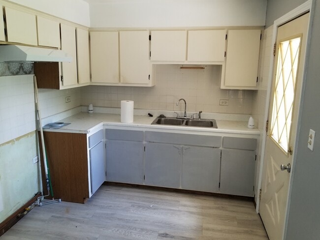 Building Photo - 547 N Ridgemoor Ave