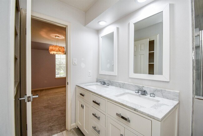 Building Photo - 755 Last Arrow Dr