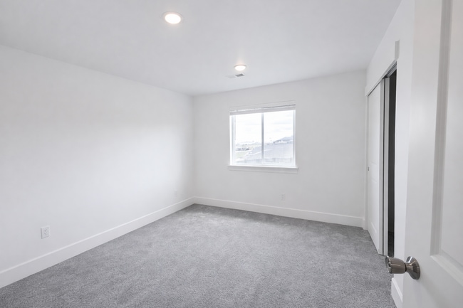 Building Photo - $1000 OFF YOUR 1ST MONTHS RENT! BRAND NEW TOWNHOME IN THE DESIRABLE SOUTHRIDGE AREA!