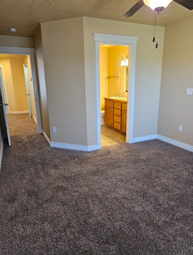 Building Photo - Centrally located 3bed/2.5bath townhome w/...