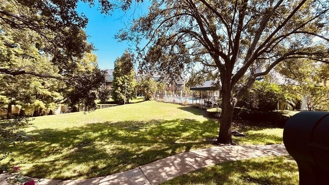 Building Photo - 2915 Pointeview Dr