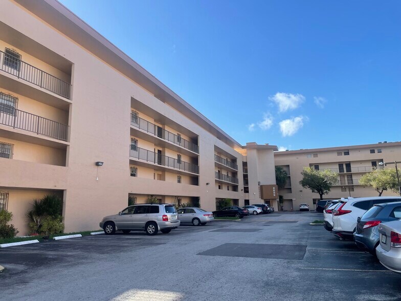 Building Photo - 8889 Fontainebleau Blvd