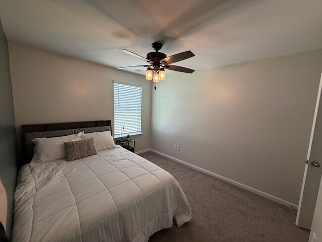 Building Photo - Fully Furnished - Move in Ready - Less than 12 month lease in SNEADS FERRY