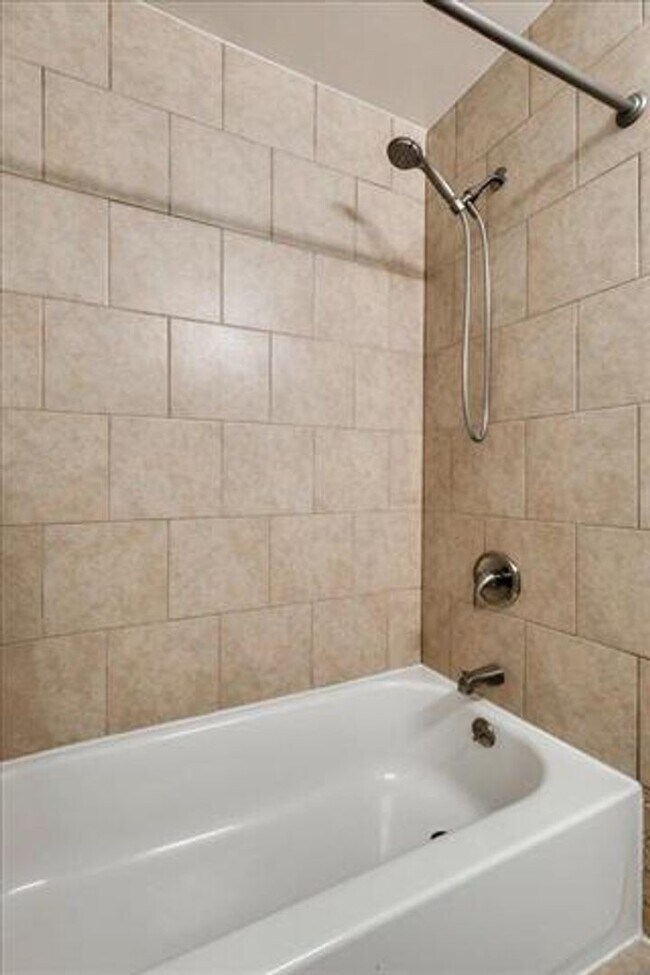 Building Photo - 3 Bedroom, 1.5 Bath Beauty!