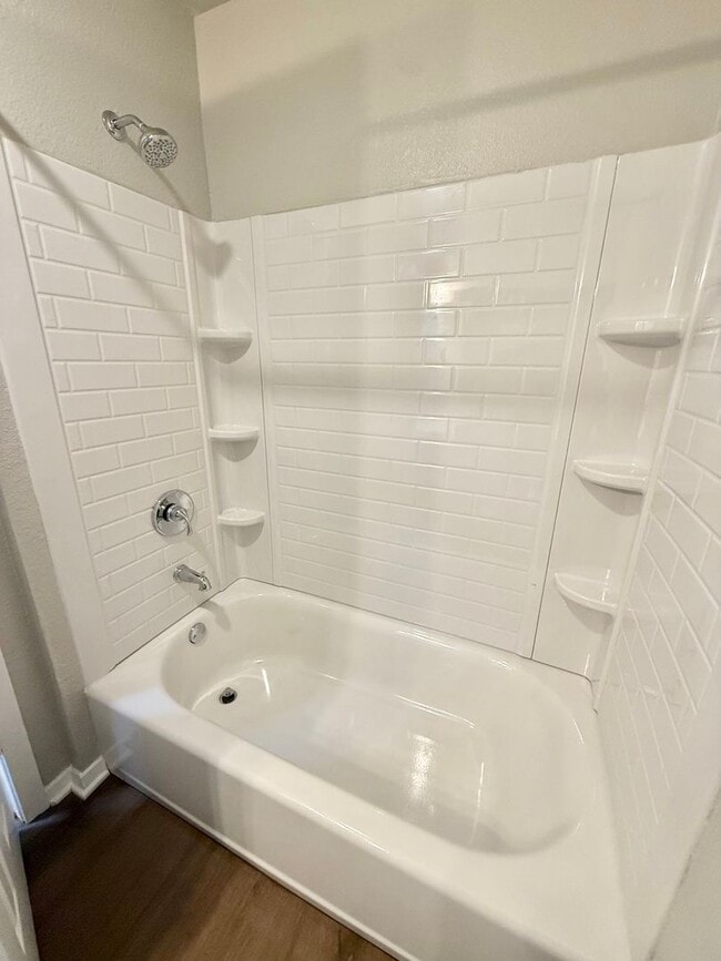 Building Photo - Newly renovated 2-bed/2-bath