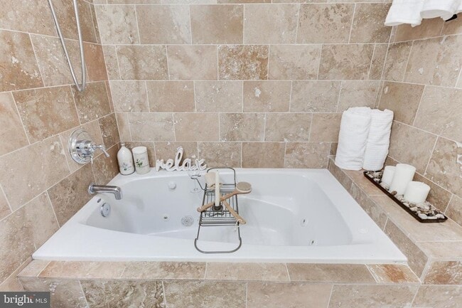 Building Photo - Gorgeous Rowhome Walking Distance to Colum...
