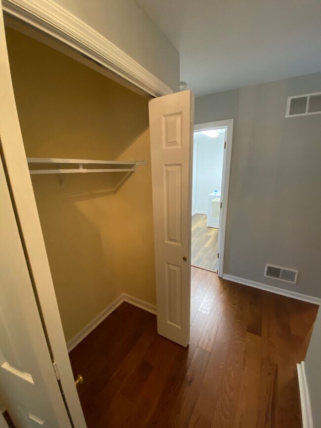 Building Photo - Beautiful 3 BR End Unit Townhouse in Summit Hills!