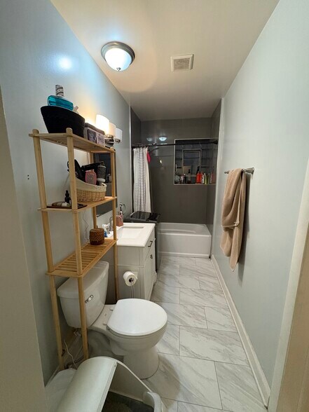 Building Photo - 4211 N Oakley Ave