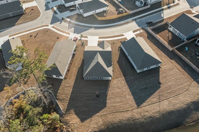 Building Photo - 4 bedroom Home in WATERSIDE!