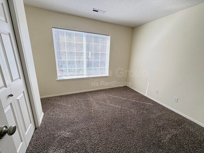 Building Photo - 1430 NE Glen Ellen Dr