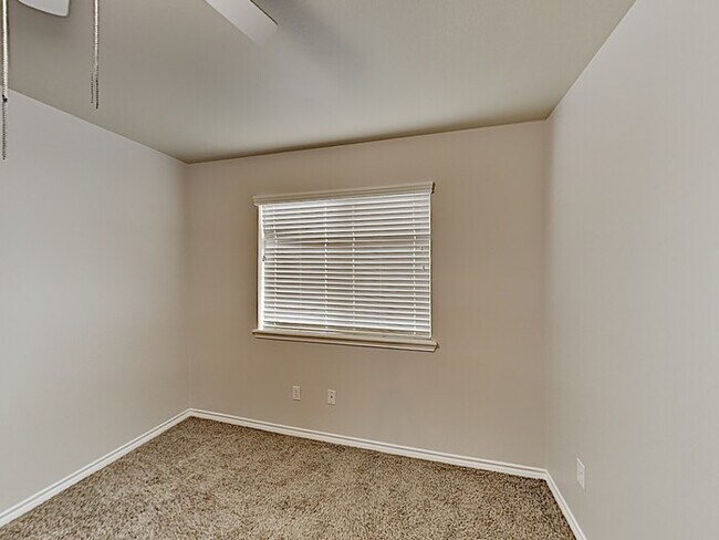 Building Photo - No Application Fees* $500 off 1st Months R...