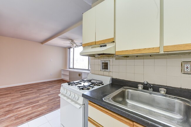 Building Photo - Spacious & Bright Junior One Bedroom at Ri...