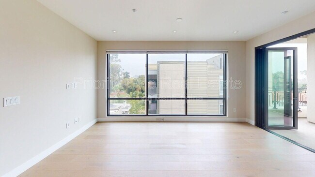 Building Photo - 2665 Fifth Ave