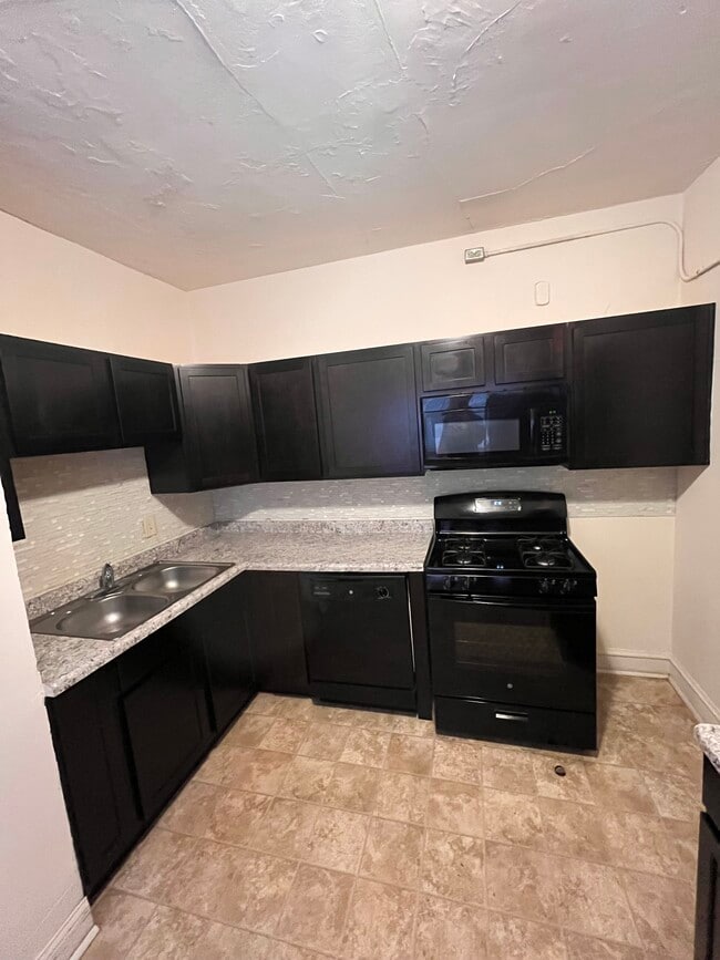 Building Photo - 115 E Gorham St