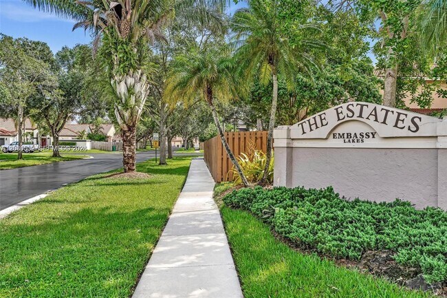 Building Photo - 3877 Bimini Ave