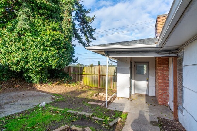 Building Photo - Single Family 2 bedroom 1 Bath Home
