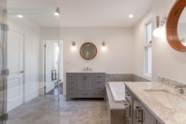 Building Photo - Charming Spanish Style Home in Silver Lake...