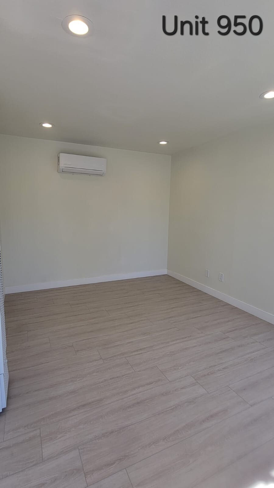 Building Photo - 950 N Kingsley Dr