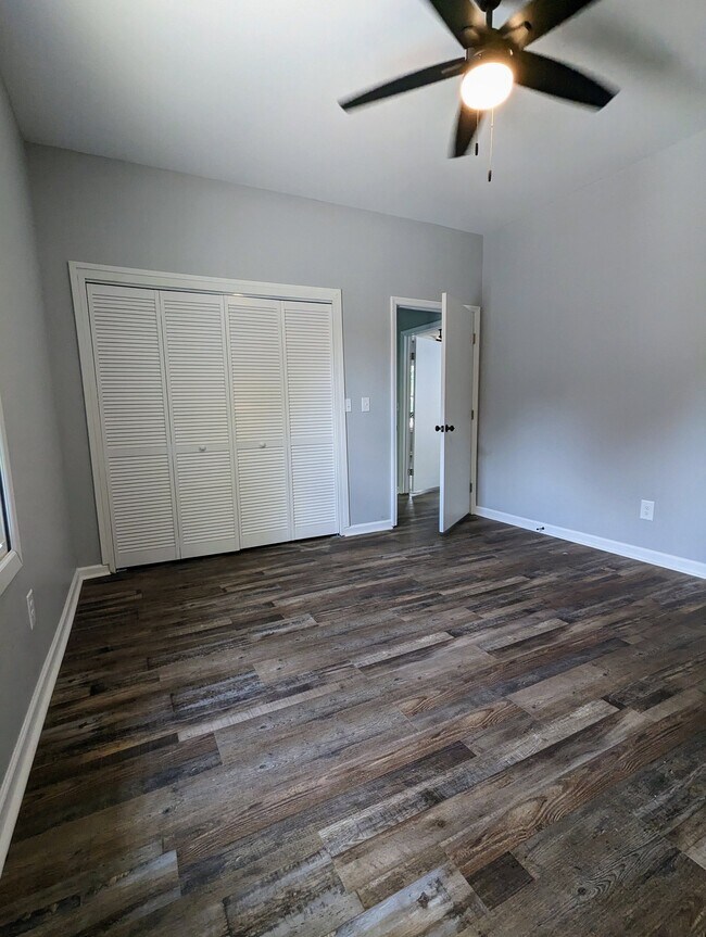Building Photo - 1004 S Beech St