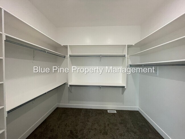 Building Photo - 6047 Cedarwood Ln