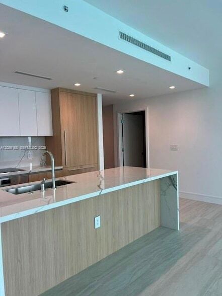 Building Photo - 2411 Laguna Cir