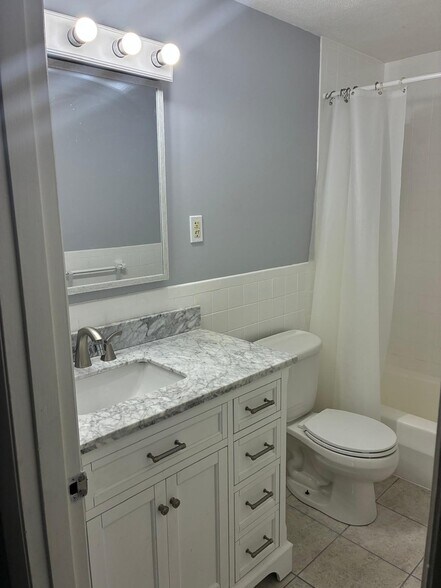 Bathroom - 28 Williamsburg Ct