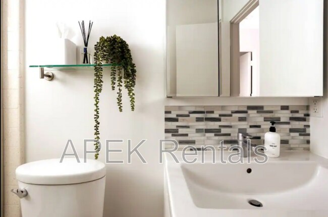 Building Photo - 547 N Sunrise Way