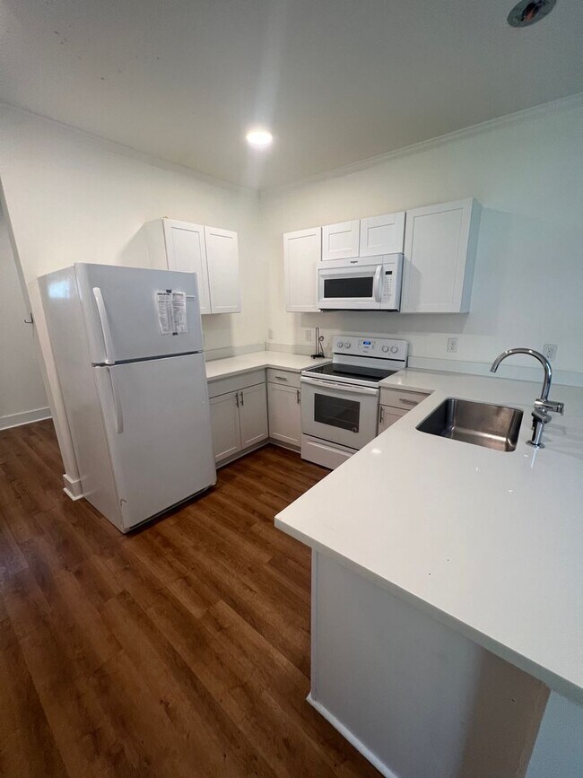 Building Photo - 5bd/2ba Located Near Campus and Broadway! Text (510)-631-1171 for more info!