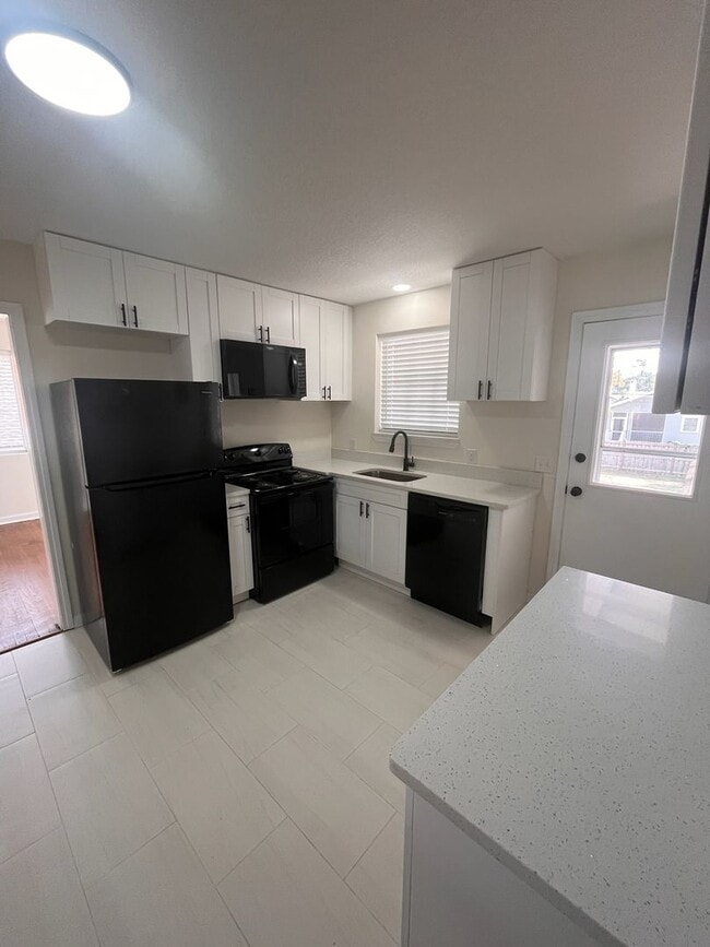 Building Photo - Two Bedroom One Bath Upstairs Apartment In Avondale