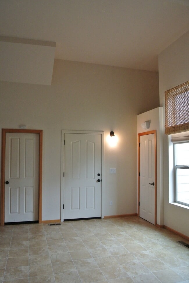 Building Photo - Corvallis Comfort & Convenience: Spacious 3-bedroom, 2.5 bath  Townhome