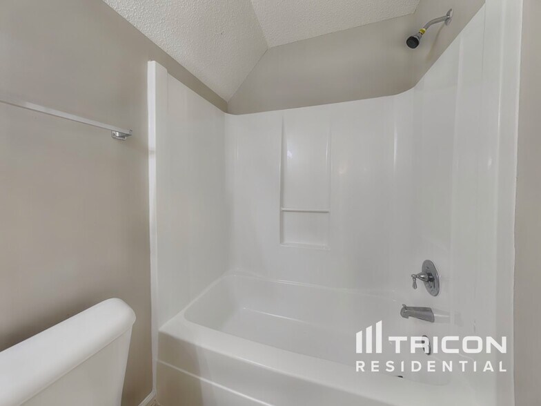 Building Photo - 130 Kyle Way