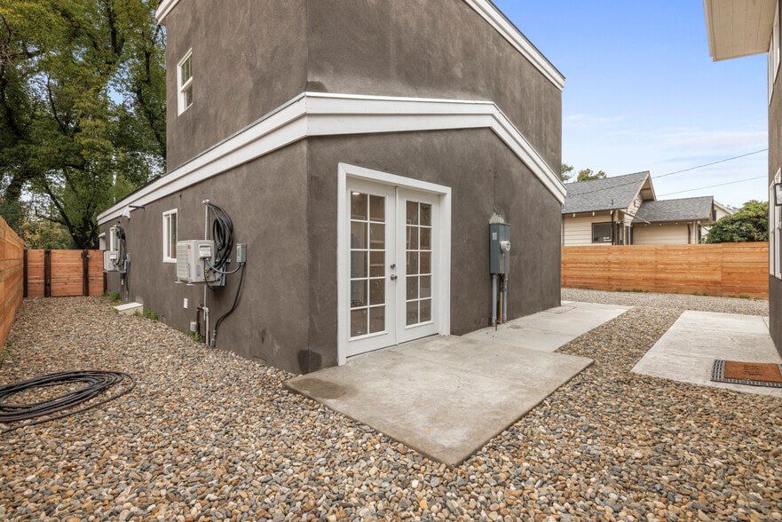 Building Photo - 214 Kimble St