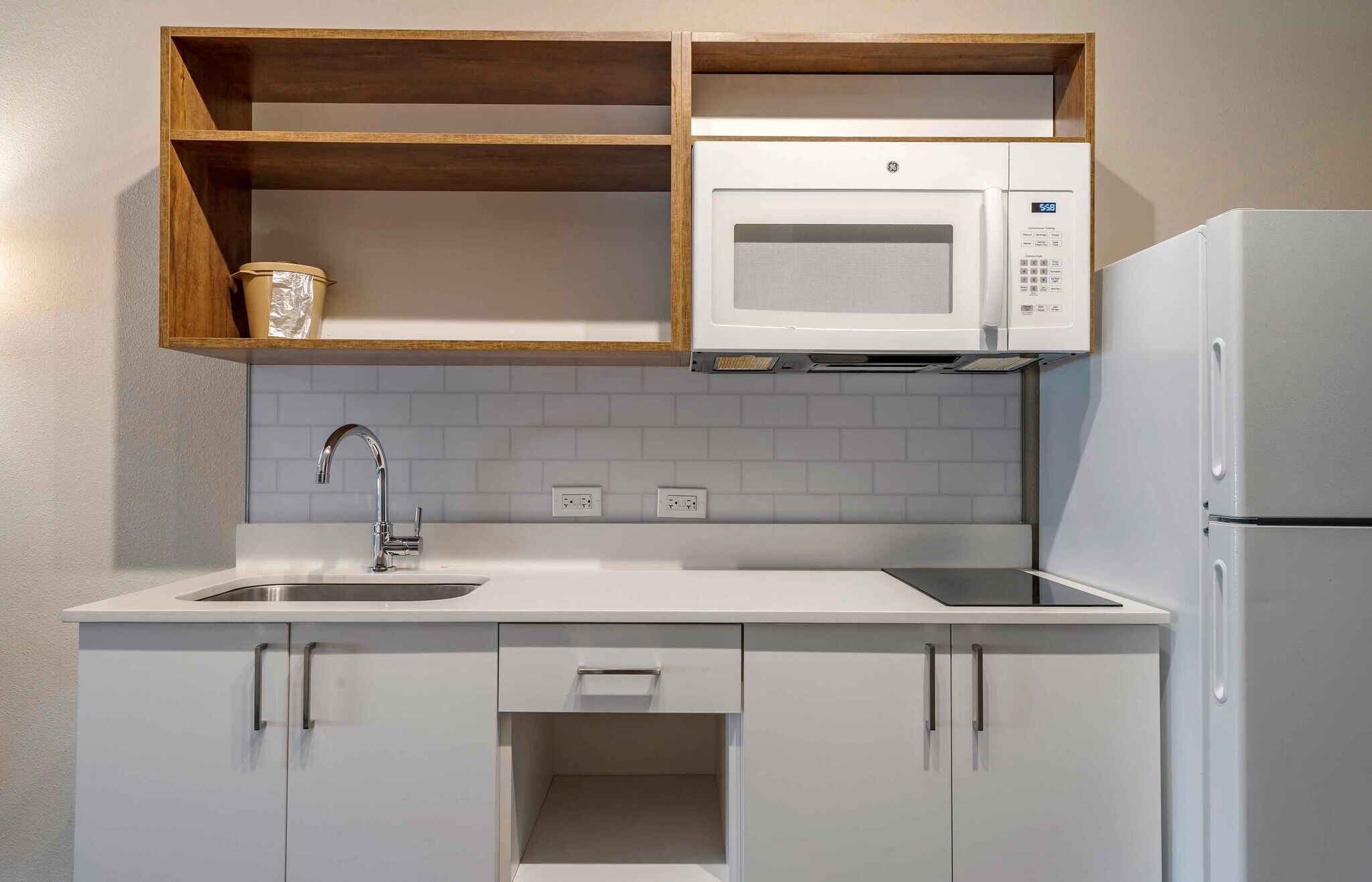 Building Photo - Furnished Studio-Phoenix - Chandler - Airport