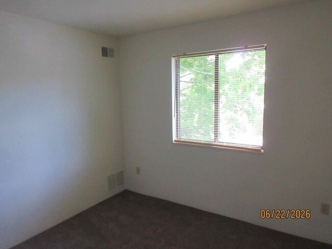Building Photo - Upper 2 bedroom plus den in Germantown