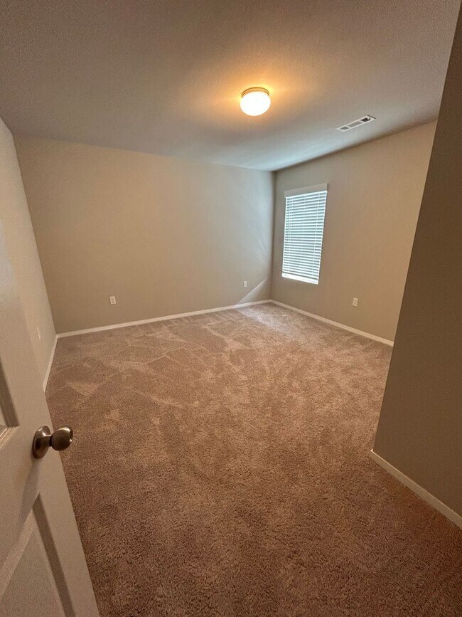 Building Photo - 3 bedroom 2 1/2 bath house with 2 car garage.