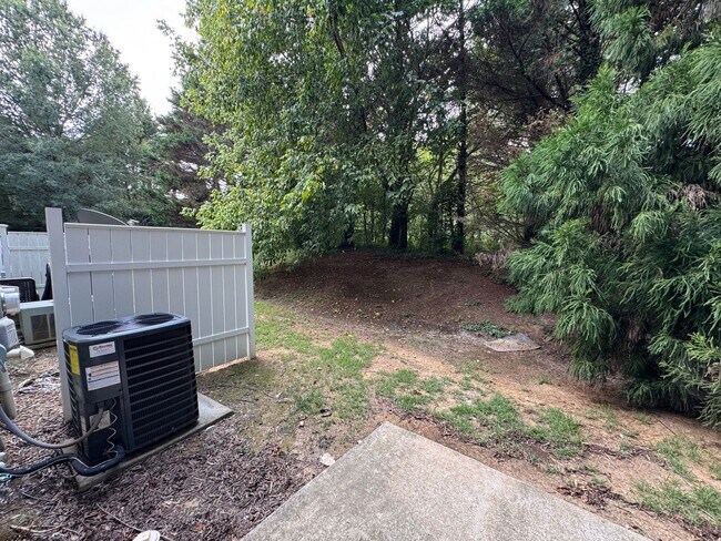 Building Photo - Nice 2/2.5 Townhouse in East Rome- $1,295
