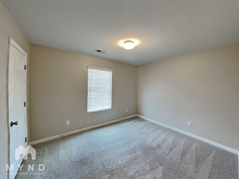 Building Photo - 245 Americana Dr