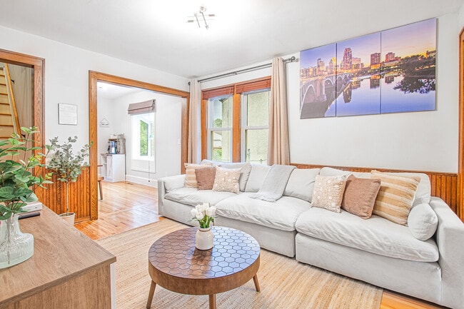 Building Photo - Charming 2-Bedroom Main Floor Home in South Minneapolis