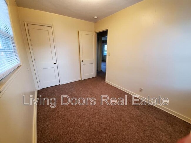 Building Photo - 323 S 47th St