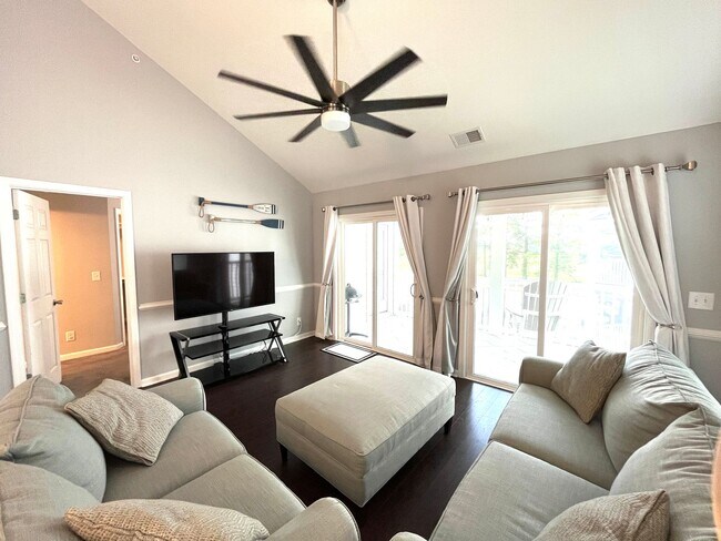 Building Photo - Remodeled 2 Bedroom, 2 Bath Furnished Cond...