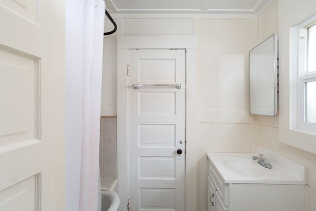 Building Photo - Charming 3 bedroom 1 bath home!