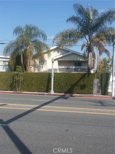 Building Photo - 1927 Cloverfield Blvd