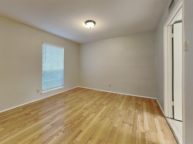 Building Photo - 3 BR/2BA | Renovated Single Family Home | Gated backyard