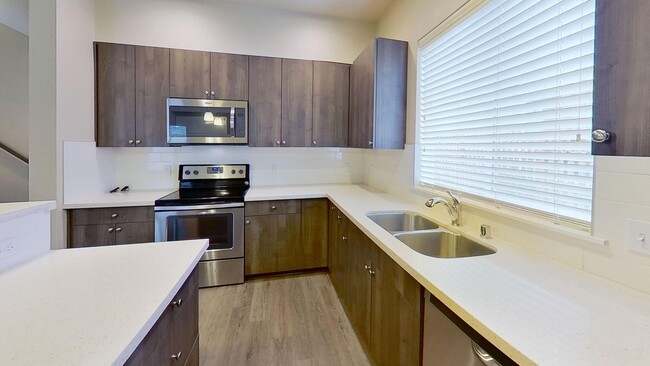 Building Photo - 3 Bedroom 2.5 Bath Duplex with 2 Car Garage. Apply Today!!