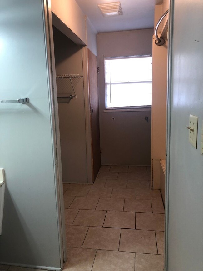 Building Photo - 3 Bedrooms, 1 Bath, 1 Car Garage Near Caprock High School!