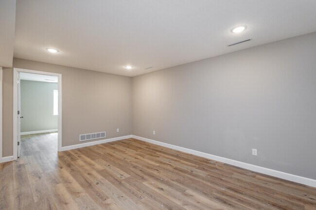 Building Photo - 25 Poplar Hill Dr