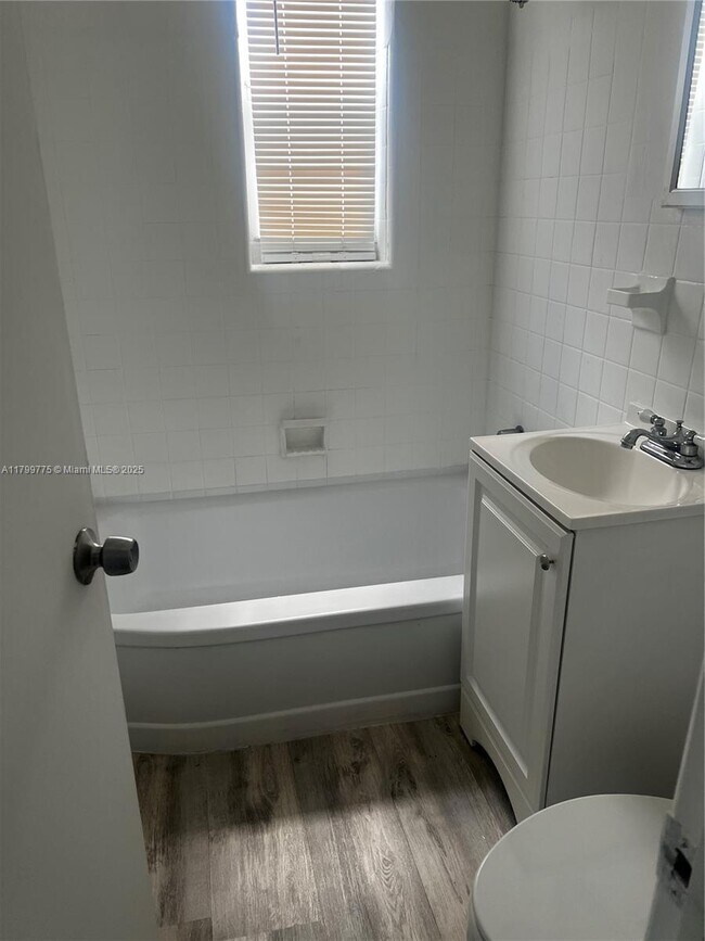 Building Photo - 1608 Drexel Ave